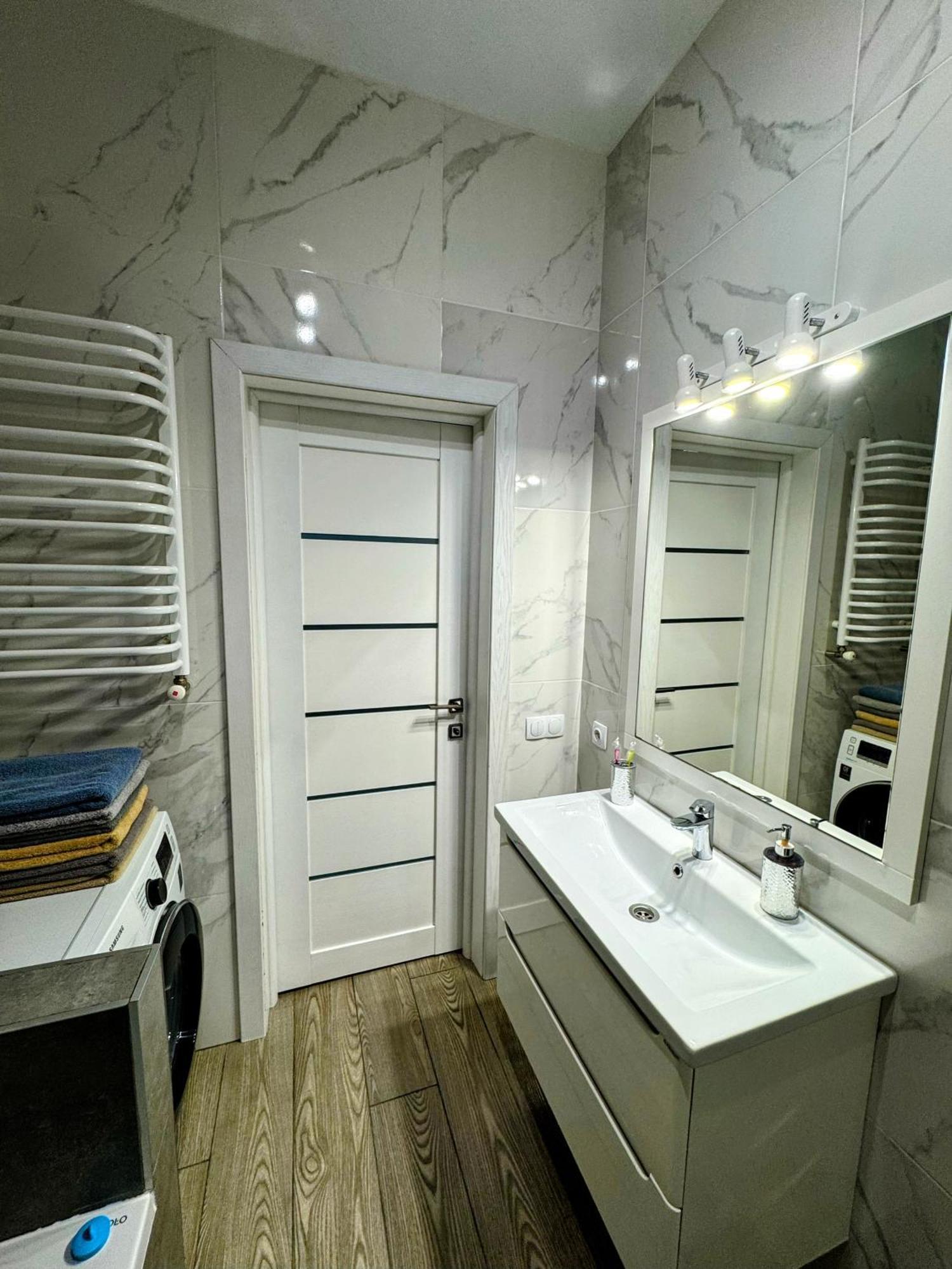 Lux Apartment & Центр,Жк Театральний Rivne Ngoại thất bức ảnh